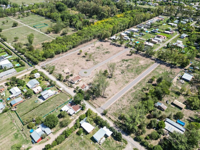Vista aérea de Benteveo con las calles abiertas y las casas vecinas
