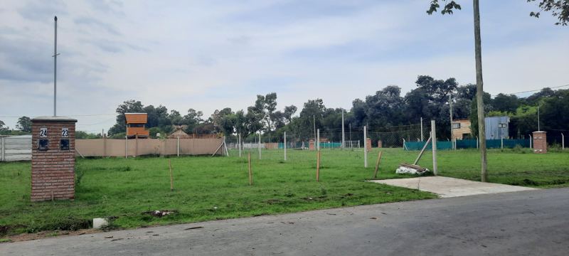 Una calle de Fronda con el pilar de ingreso