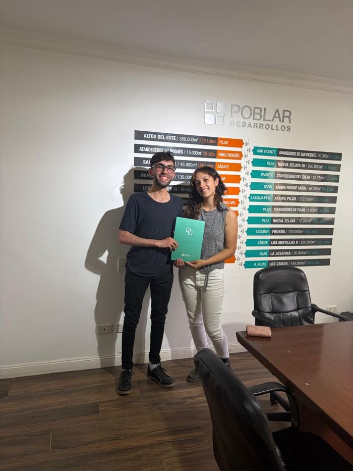 Propietario de un lote con la carpeta de la desarrolladora